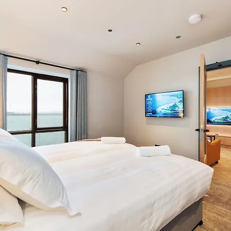 Gold Coast 3*